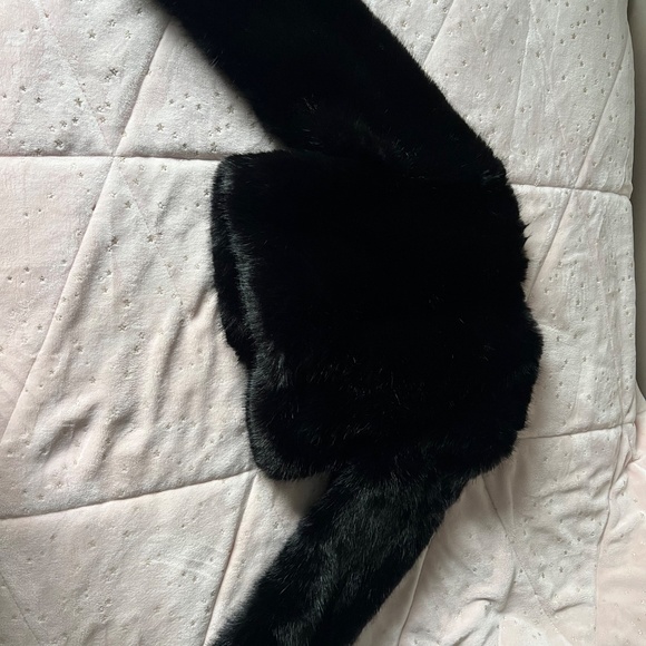 NEW Dynamite Black Faux Fur Cropped Jacket in XXS - Picture 3 of 4